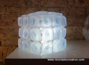 Cómo realizar una lámpara reciclando 45 botellas de plástico pequeñas - Lamp made out of 45 recycled plastic bottles Reciclado Creativo Rosa Montesa