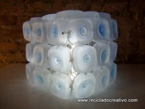 Cómo realizar una lámpara reciclando 45 botellas de plástico pequeñas - Lamp made out of 45 recycled plastic bottles Reciclado Creativo Rosa Montesa