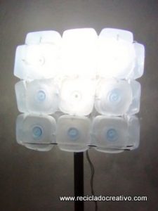 Cómo realizar una lámpara reciclando 45 botellas de plástico pequeñas - Lamp made out of 45 recycled plastic bottles Reciclado Creativo Rosa Montesa