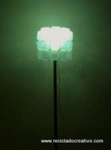 Cómo realizar una lámpara reciclando 45 botellas de plástico pequeñas - Lamp made out of 45 recycled plastic bottles Reciclado Creativo Rosa Montesa
