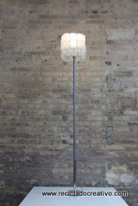 Cómo realizar una lámpara reciclando 45 botellas de plástico pequeñas - Lamp made out of 45 recycled plastic bottles Reciclado Creativo Rosa Montesa