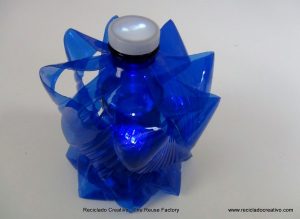 Lámpara realizada reciclando una garrafa y una botella de plástico - Two plastic bottles lamp - Reciclado Creativo - Rosa Montesa
