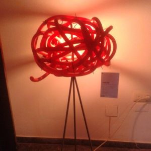 #Lámpara Tubo por #ColectivoArre Exposició #rehogar Solucions per a l'habitat a partir de residus #reciclado #reciclaje #reused #recycling #recy