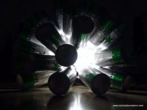 Lámpara realizada con 50 botellas de cerveza recicladas. #yotambienquierouna Reciclado Creativo. Rosa Montesa
