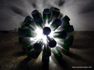 Lámpara realizada con 50 botellas de cerveza recicladas. #yotambienquierouna Reciclado Creativo. Rosa Montesa