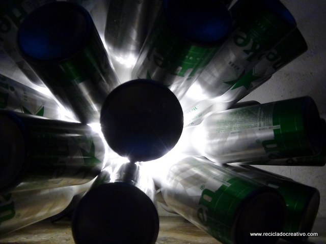 Lámpara realizada con 50 botellas de cerveza recicladas. #yotambienquierouna Reciclado Creativo. Rosa Montesa