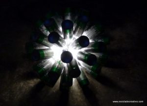 Lámpara realizada con 50 botellas de cerveza recicladas. #yotambienquierouna Reciclado Creativo. Rosa Montesa