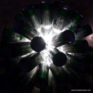 Lámpara realizada con 50 botellas de cerveza recicladas. #yotambienquierouna Reciclado Creativo. Rosa Montesa