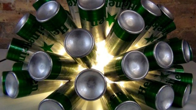 Lámpara realizada con 50 botellas de cerveza recicladas. #yotambienquierouna Reciclado Creativo. Rosa Montesa