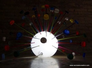 Lámpara realizada reutilizando tapones de plástico de colores. Reciclado Creativo