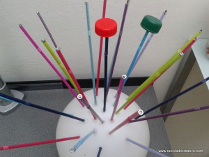 Lámpara realizada reutilizando tapones de plástico de colores. Reciclado Creativo
