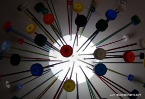 Lámpara realizada reutilizando tapones de plástico de colores. Reciclado Creativo
