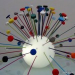 Lámpara realizada reutilizando tapones de plástico de colores. Reciclado Creativo