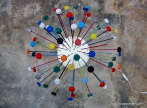 Lámpara realizada reutilizando tapones de plástico de colores. Reciclado Creativo