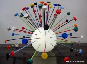 Lámpara realizada reutilizando tapones de plástico de colores. Reciclado Creativo