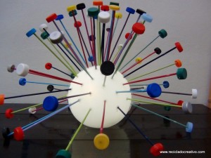 Lámpara realizada reutilizando tapones de plástico de colores. Reciclado Creativo