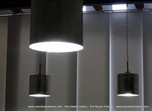 Lámparas realizadas con botes de metal reciclados. Lamps made with metal cans