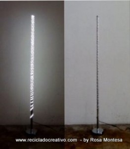 Lámparas con botellas de plástico recicladas, un palo de escoba, un soporte de papel de cocina y luces leds