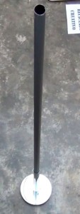 Pie de lámpara reutilizando un palo de escoba y un soporte de papel de cocina
