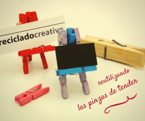 Caballete en miniatura con pinzas de madera de tender la ropa