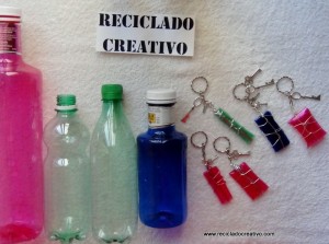 Llaveros realizados con plástico de botellas y una plancha de ropa