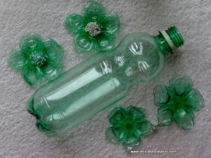 Flores de plástico verdes realizadas con una plancha de ropa - green plastic flowers