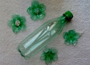cómo hacer una flor con una botella de plástico verde y una plancha de ropa