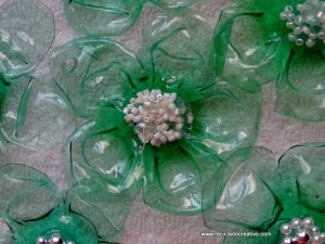 Flores de plástico verdes realizadas con una plancha de ropa - green plastic flowers