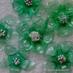 cómo hacer una flor con una botella de plástico verde y una plancha de ropa