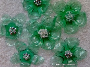 cómo hacer una flor con una botella de plástico verde y una plancha de ropa