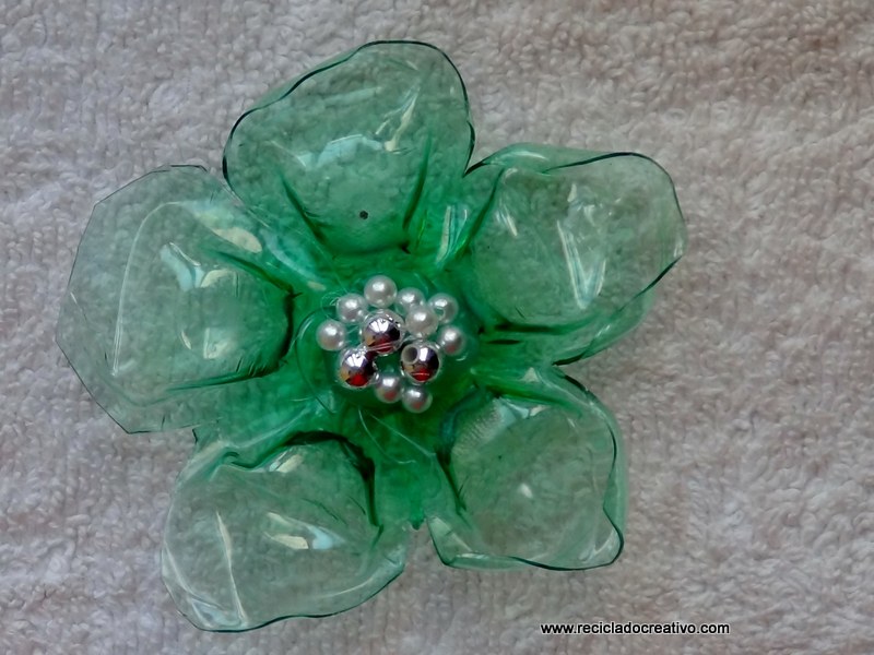 Flores de plástico verdes realizadas con una plancha de ropa - green plastic flowers