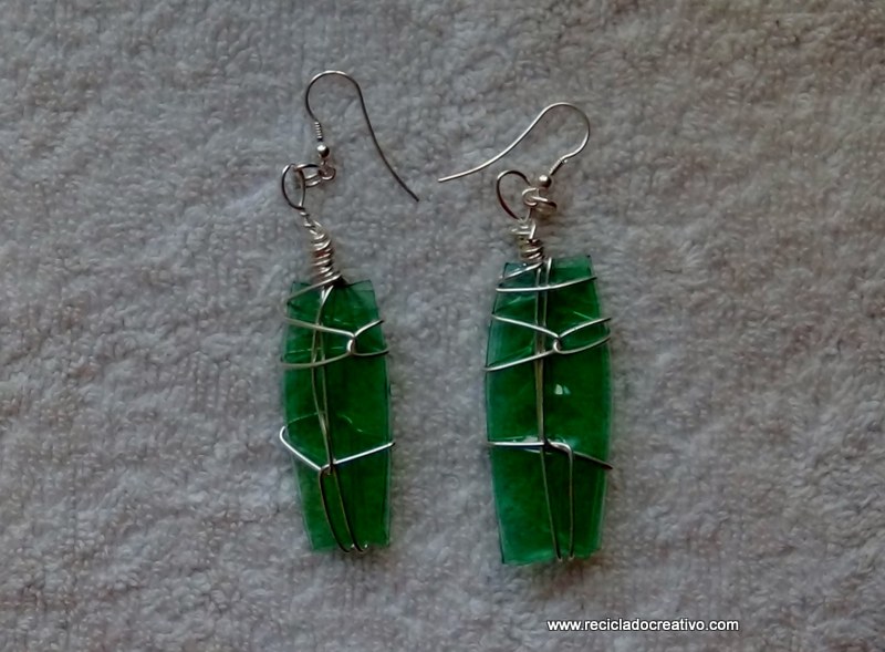 Bisutería de plástico verde realizada con una plancha de ropa - green plastic jewelry