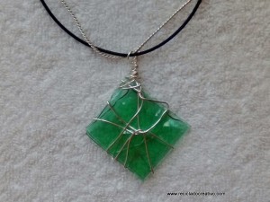 Bisutería de plástico verde realizada con una plancha de ropa - green plastic jewelry