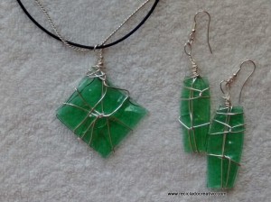Bisutería de plástico verde realizada con una plancha de ropa - green plastic jewelry