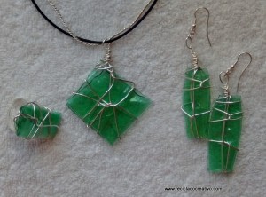 Bisutería de plástico verde realizada con una plancha de ropa - green plastic jewelry