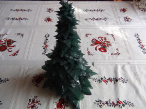 Árbol de navidad reciclando material de hospital
