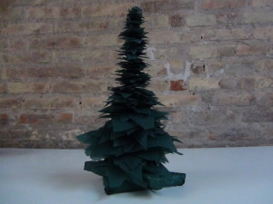 Árbol de navidad reciclando material de hospital