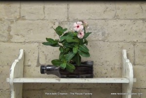 Jardín con botellas de plástico recicladas