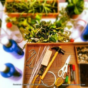 Jardín con botellas de plástico recicladas