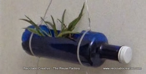 Jardín con botellas de plástico recicladas