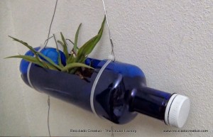 Jardín con botellas de plástico recicladas