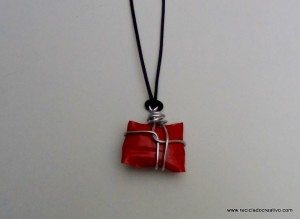 colgante de color rojo con una botella de pllástico