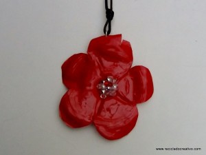 colgante de color rojo con una botella de pllástico