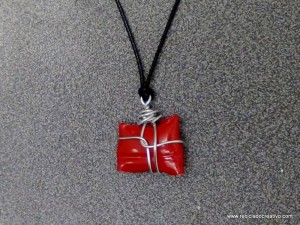 Bisutería en color rojo, realizada reciclando botellas de plástico