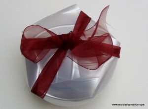 Caja de regalo reciclando la base de una botella de plástico