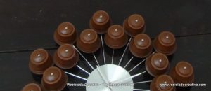 Wall Clock with recycled Dolce Gusto coffee capsules - Reloj de pared con capsulas de cafe Dolce Gusto
