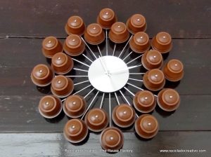 Wall Clock with recycled Dolce Gusto coffee capsules - Reloj de pared con capsulas de cafe Dolce Gusto