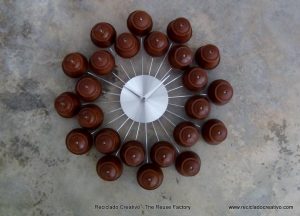 Wall Clock with recycled Dolce Gusto coffee capsules - Reloj de pared con capsulas de cafe Dolce Gusto