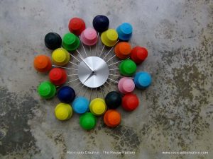Wall Clock with recycled Dolce Gusto coffee capsules - Reloj de pared con capsulas de cafe Dolce Gusto