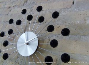 Wall Clock with recycled Dolce Gusto coffee capsules - Reloj de pared con capsulas de cafe Dolce Gusto